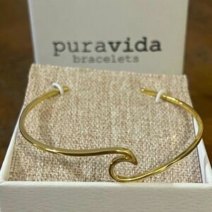 NWT Pura Vida Wave Cuff in gold